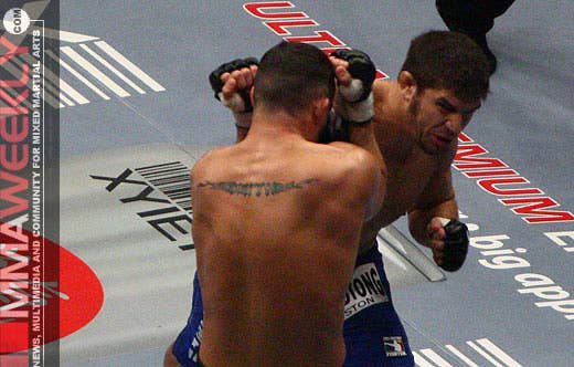 Patrick Cote defeats Scott Smith at UFC 67