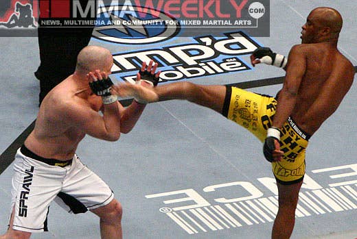 Anderson Silva defeats Travis Lutter at UFC 67