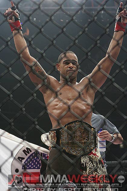 Jorge Santiago wins the Strikeforce belt