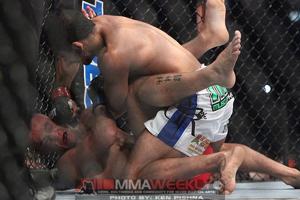 Jose Aldo and Mark Hominick at UFC 129