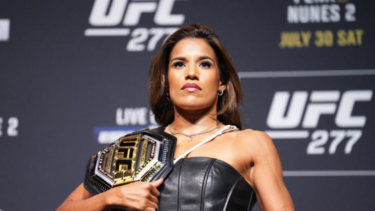 https://www.mmaweekly.com/.image/c_fit%2Ch_800%2Cw_1200/MjA5NzgzNDQwNTg3ODkyMTc3/julianna-pena-belt-1600.jpg