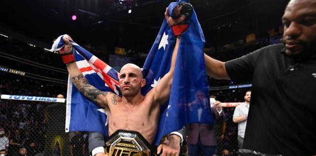 volkanovski ufc266handsraised 750 Alexander Volkanovski acaba con Yair Rodríguez en el evento principal de UFC 290