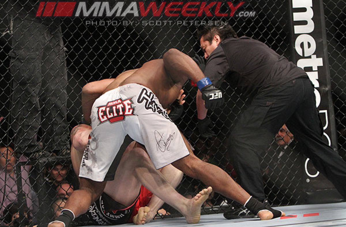 UFC 141 Play-by-Play: Brock Lesnar vs. Alistair Overeem - MMAWeekly.com ...